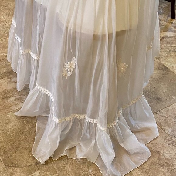 Vintage Wedding Gown and Veil purchased new in 1974. Now valued $1280 - Picture 12 of 17